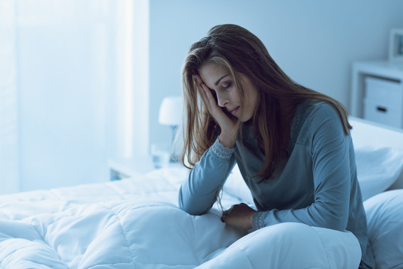 Pessoa acordada na cama à noite